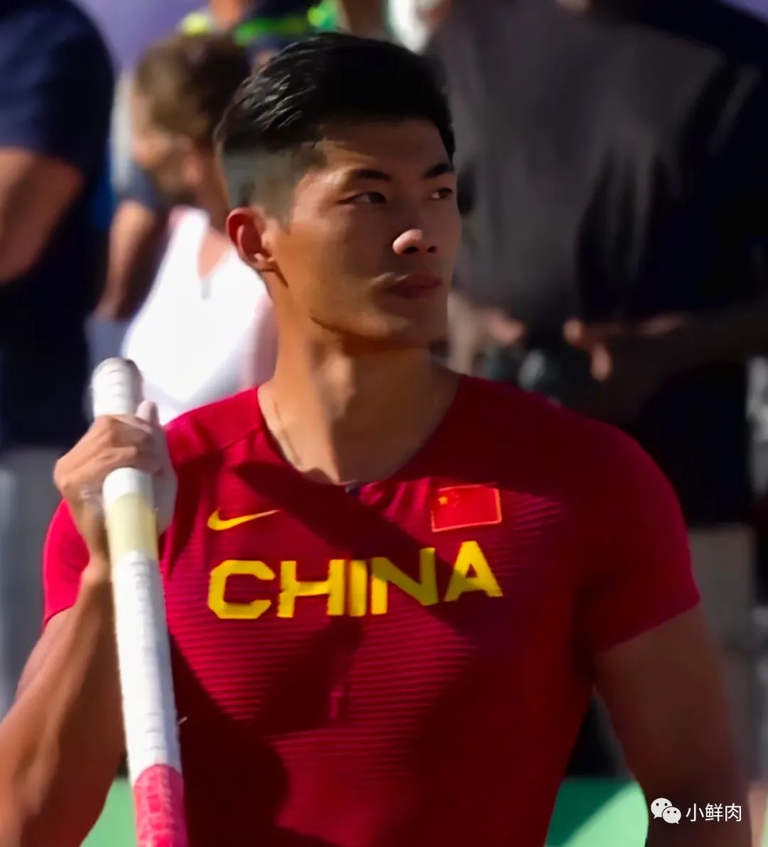  别盯着那个挂档的运动员了，这个 192cm 的撑杆跳高小哥实力也很强大！