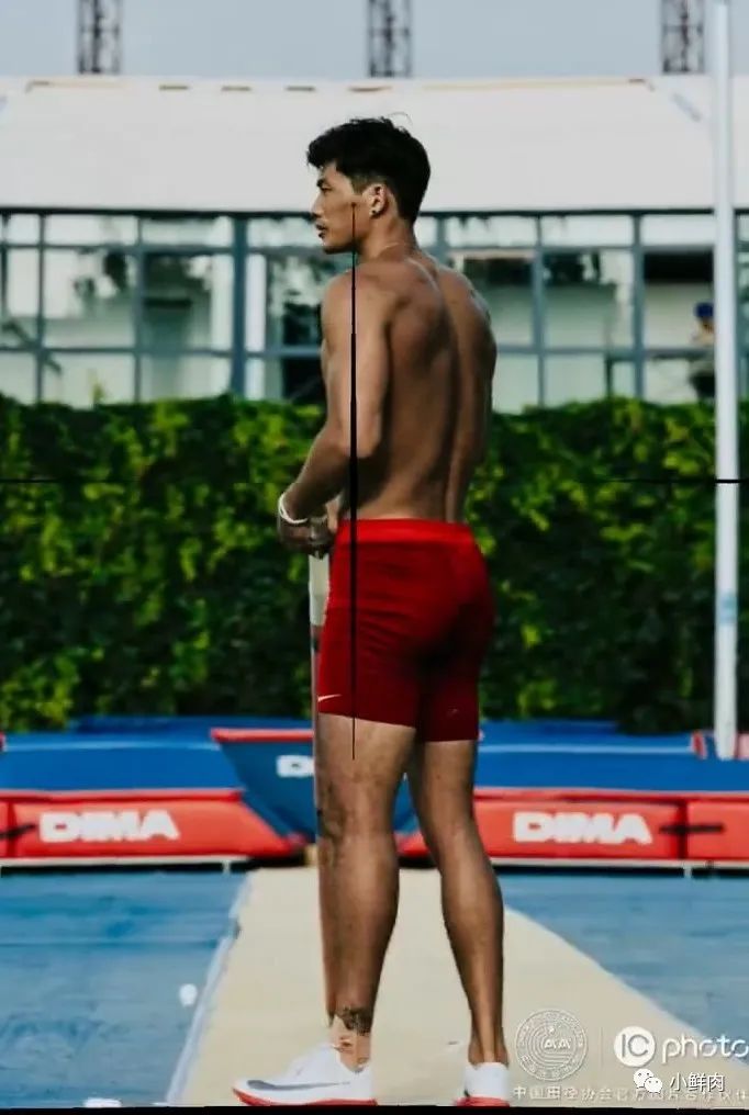  别盯着那个挂档的运动员了，这个 192cm 的撑杆跳高小哥实力也很强大！