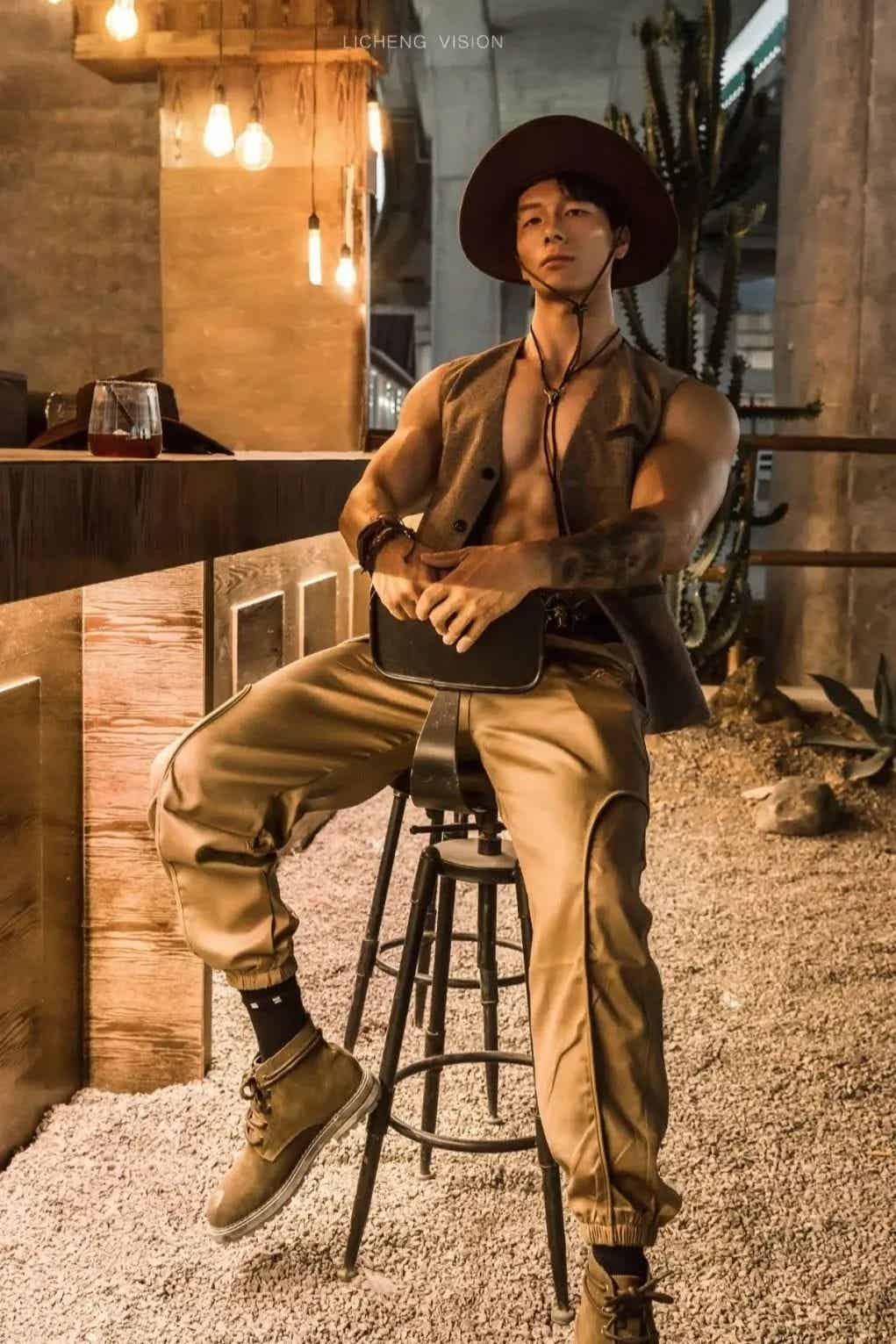 182cm 山东肌肉壮汉骑马牛仔大片