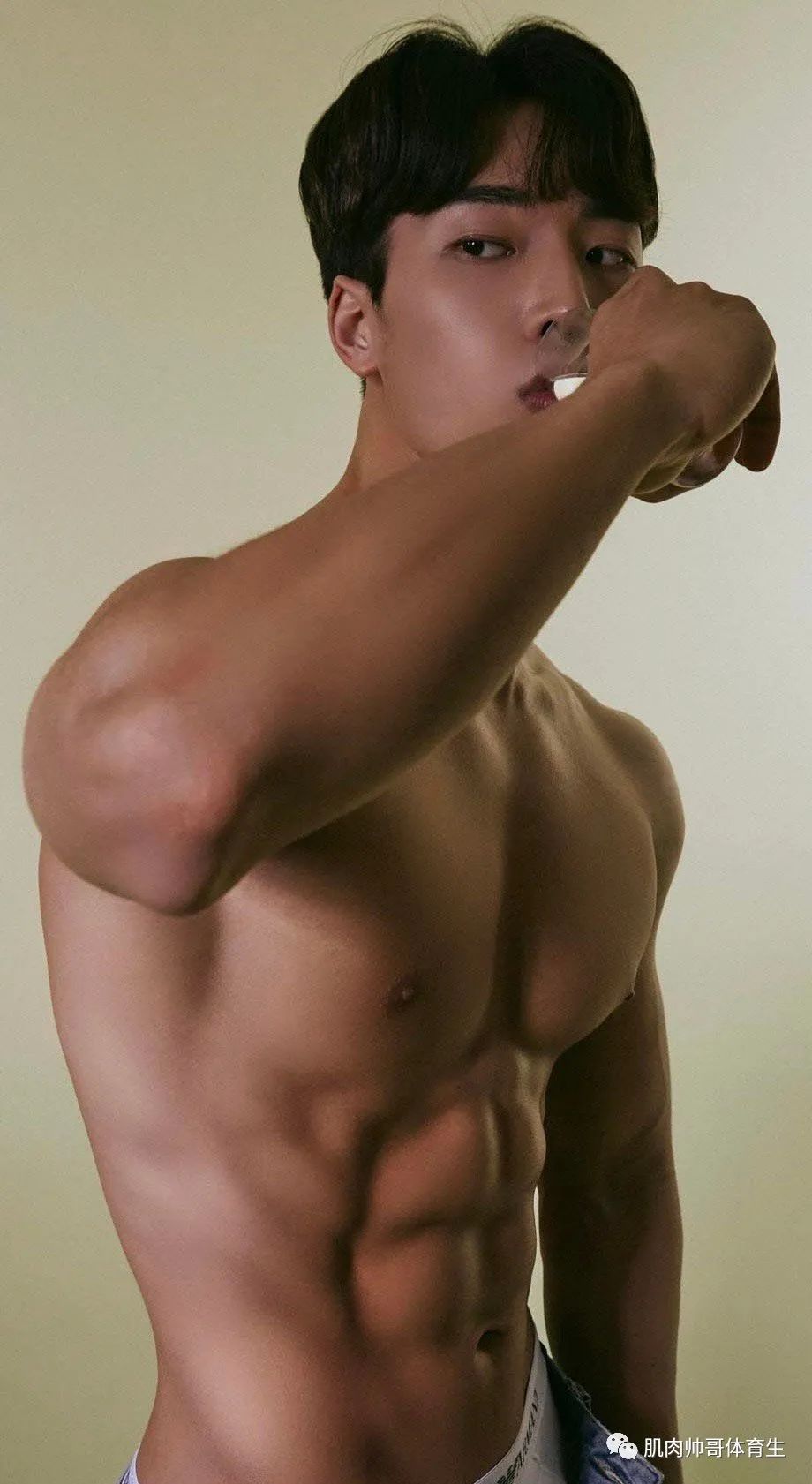 天使的颜值，魔鬼的身材，极品肌肉猛男