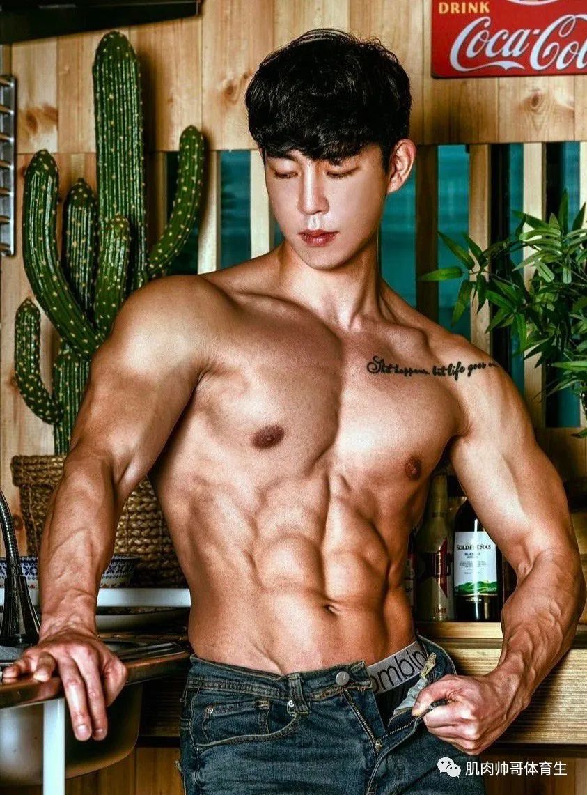 天使的颜值，魔鬼的身材，极品肌肉猛男