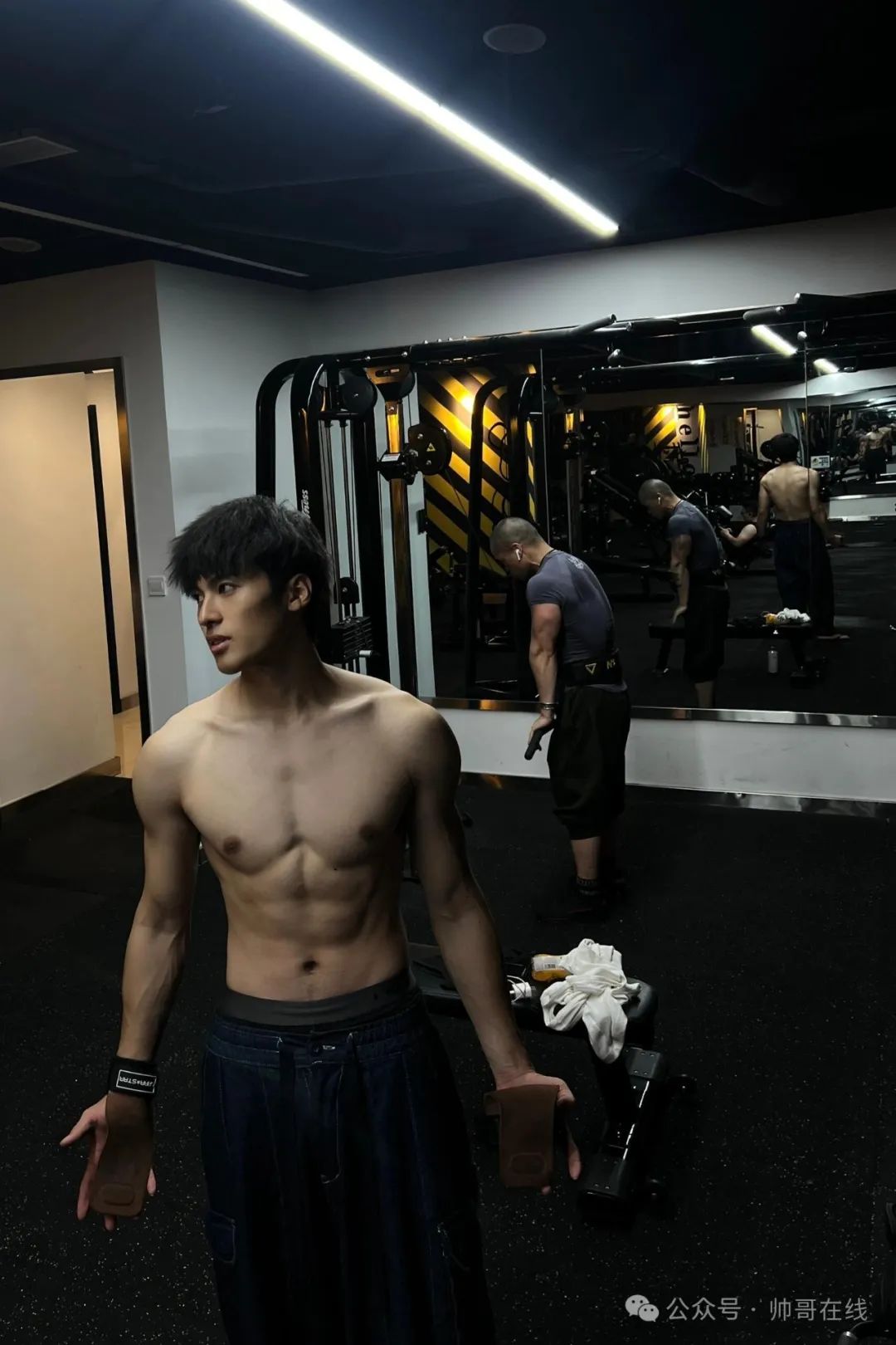 185CM 薄肌模特帅哥，这样男生可以多来点！