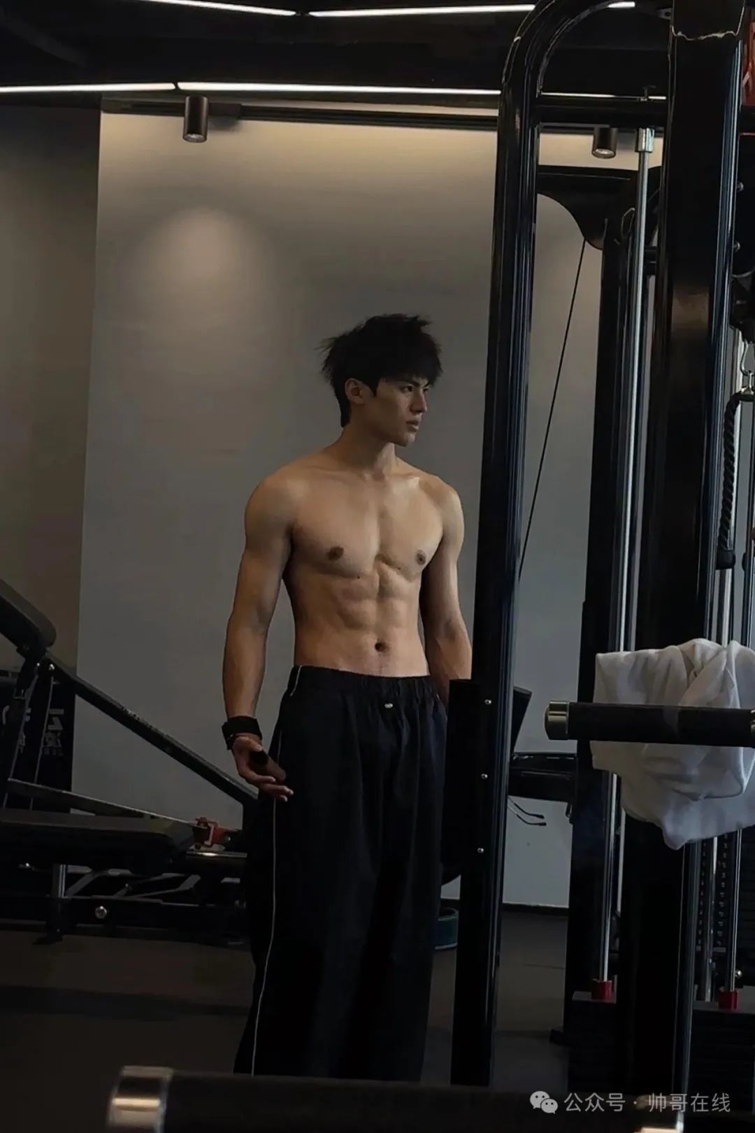 185CM 薄肌模特帅哥，这样男生可以多来点！