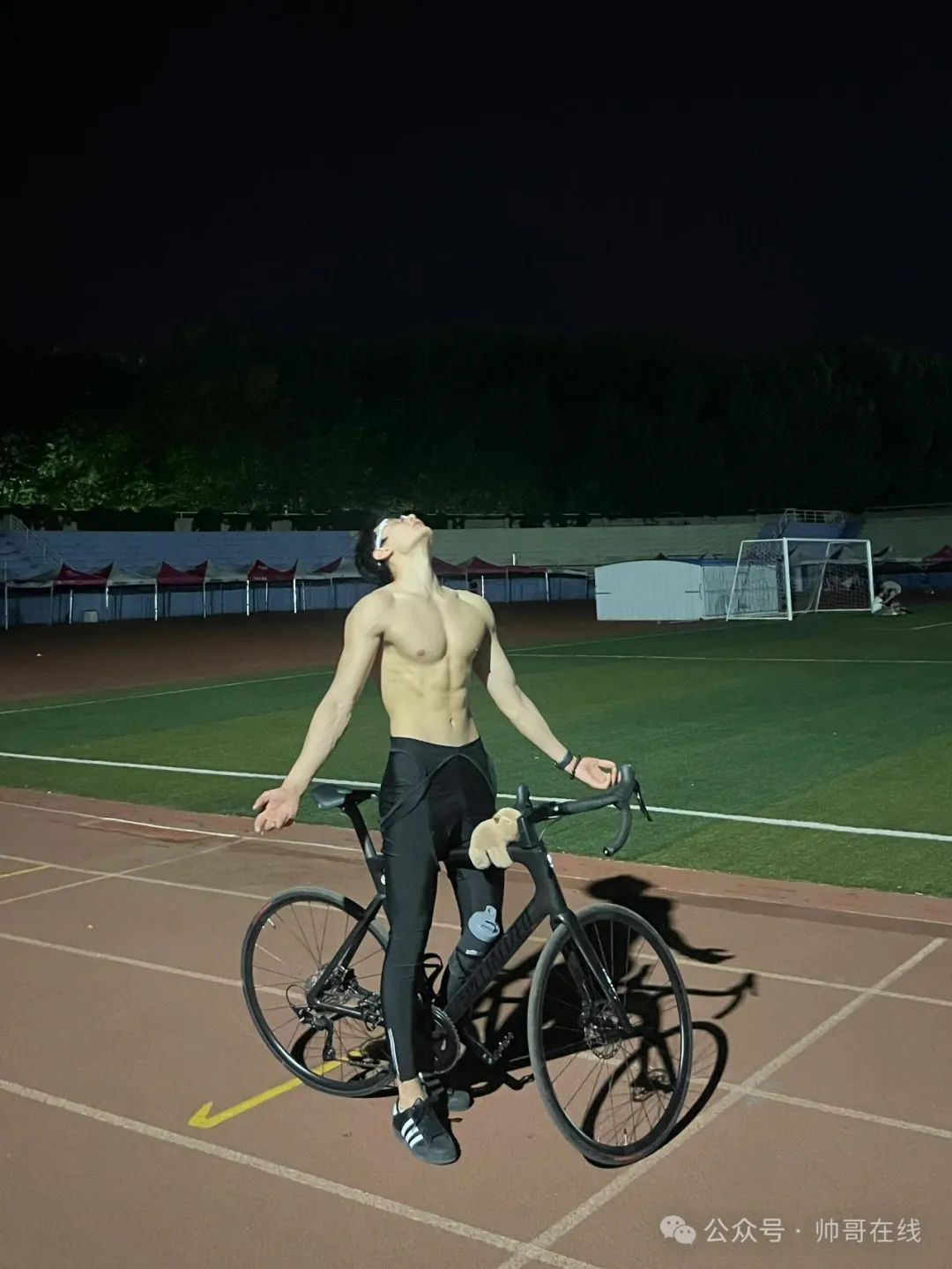 190CM 肌肉骑行帅哥，这腿子太长了吧！