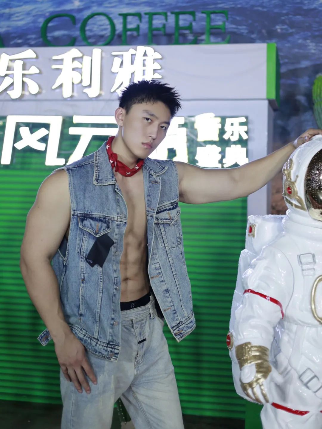 185cm 腹肌篮球大捷豹体育生，热爱酷跑 