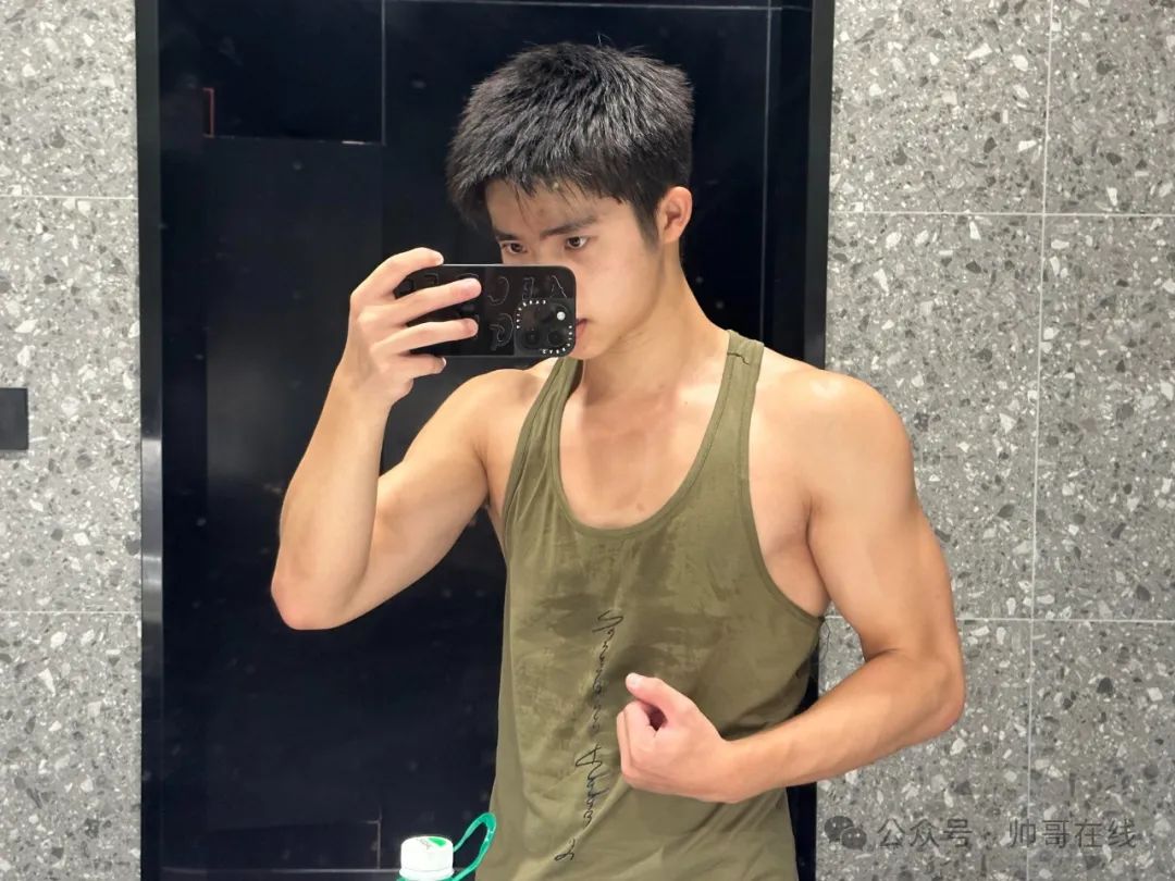 童颜薄肌男高体育生弟弟，这才是真鲜肉男菩萨吧！