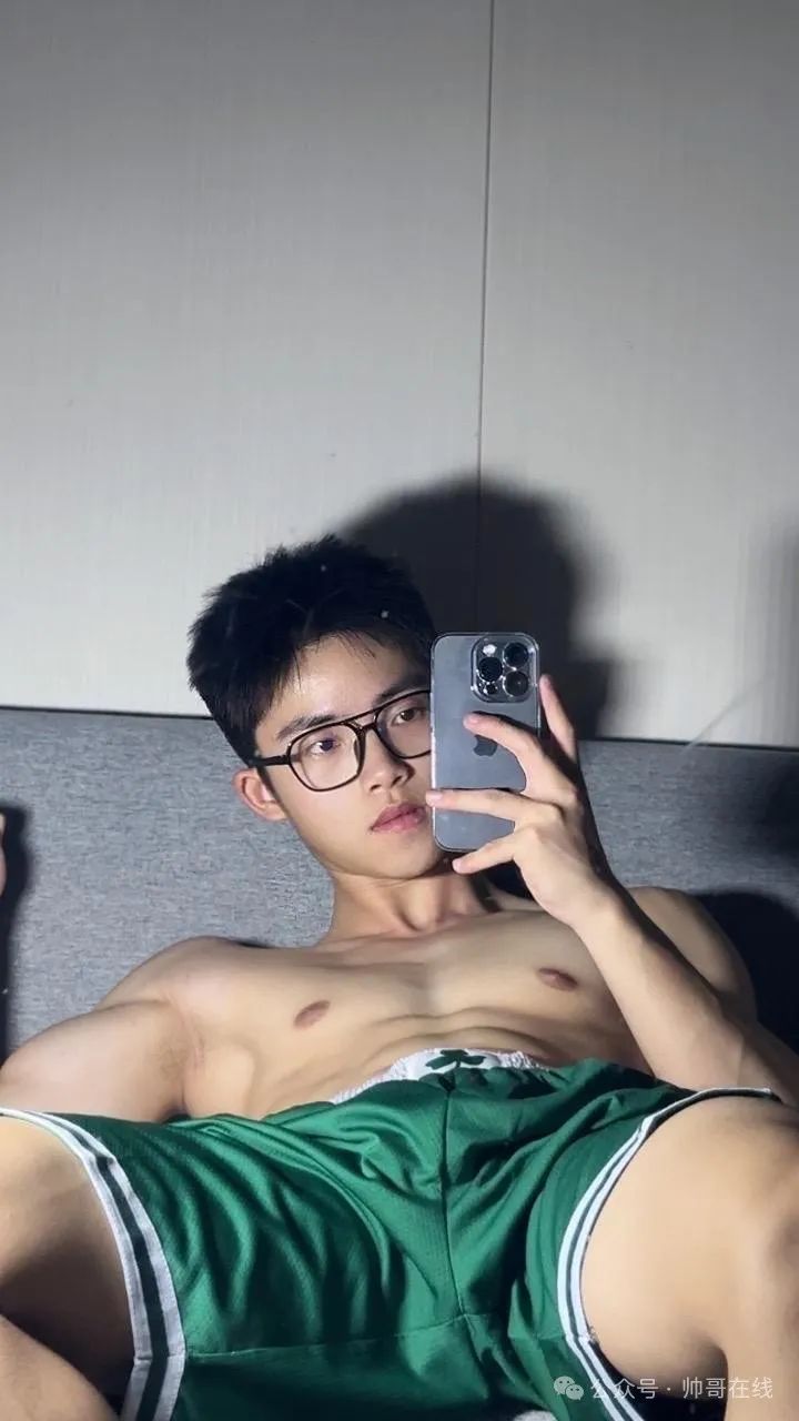 童颜薄肌男高体育生弟弟，这才是真鲜肉男菩萨吧！