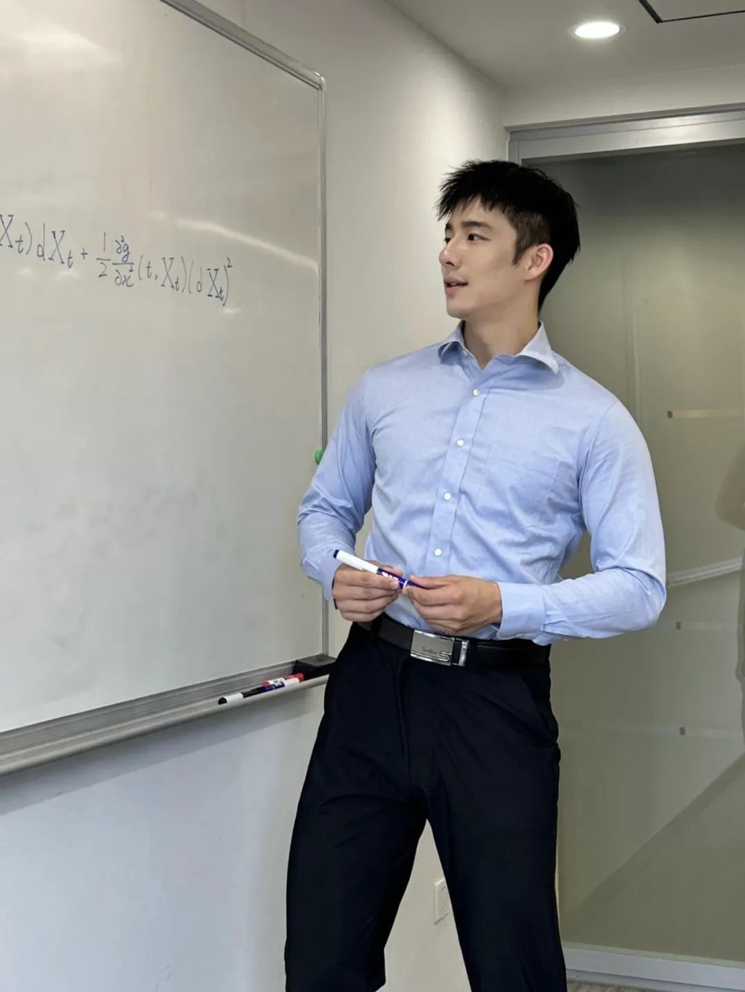  黑袜塞给粉丝，188cm 他的室友都是体育生 