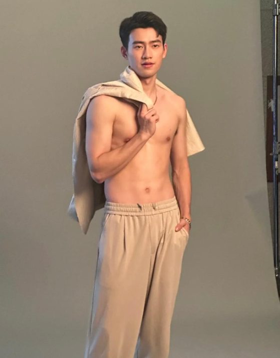  王昶露腹肌被上热搜，又白又嫩太绝了！