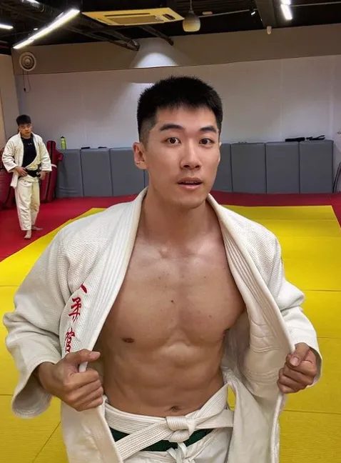 18 粗大手臂的柔道体育生小哥