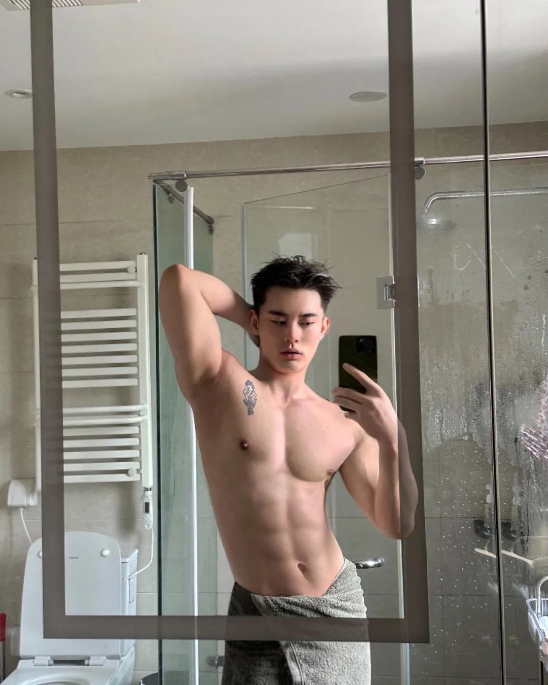  樊野的肌肉男友被曝出，也是个名媛 