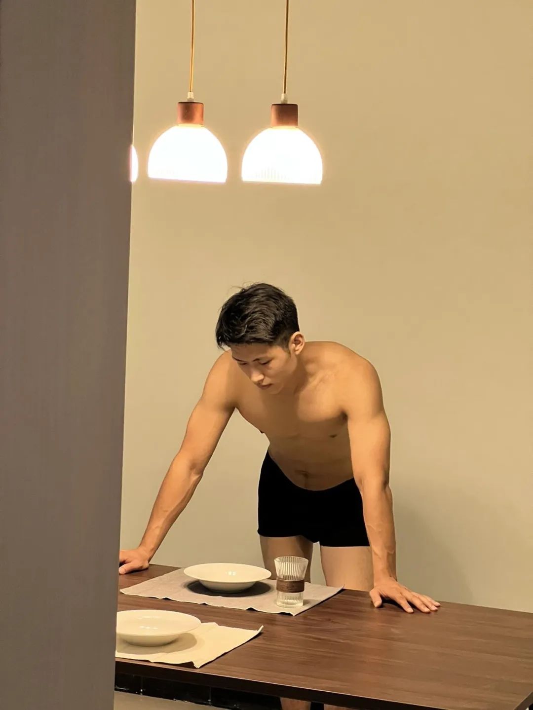  西安黑皮男模居家照，腹肌太硬舔屏了！