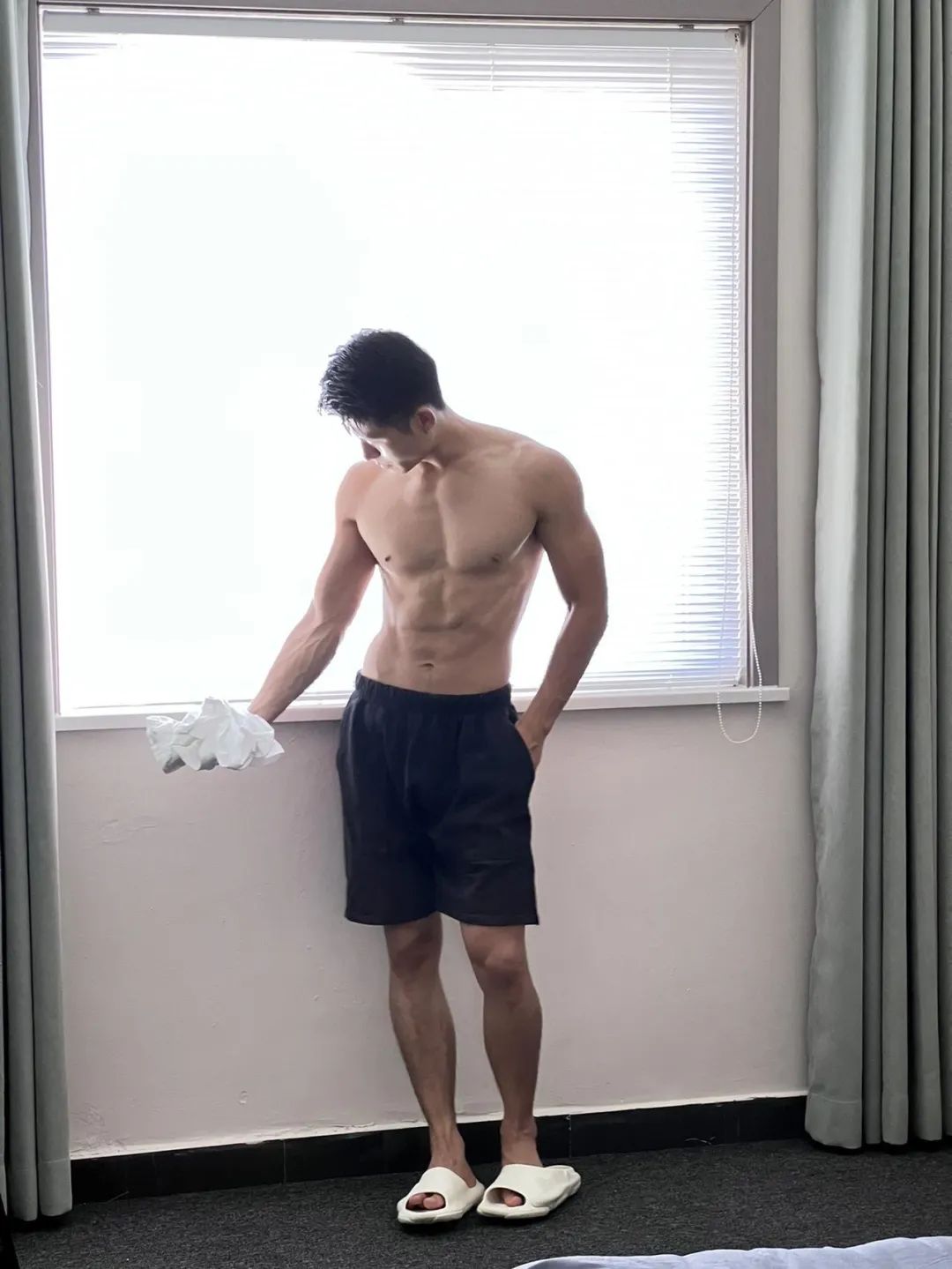  西安黑皮男模居家照，腹肌太硬舔屏了！