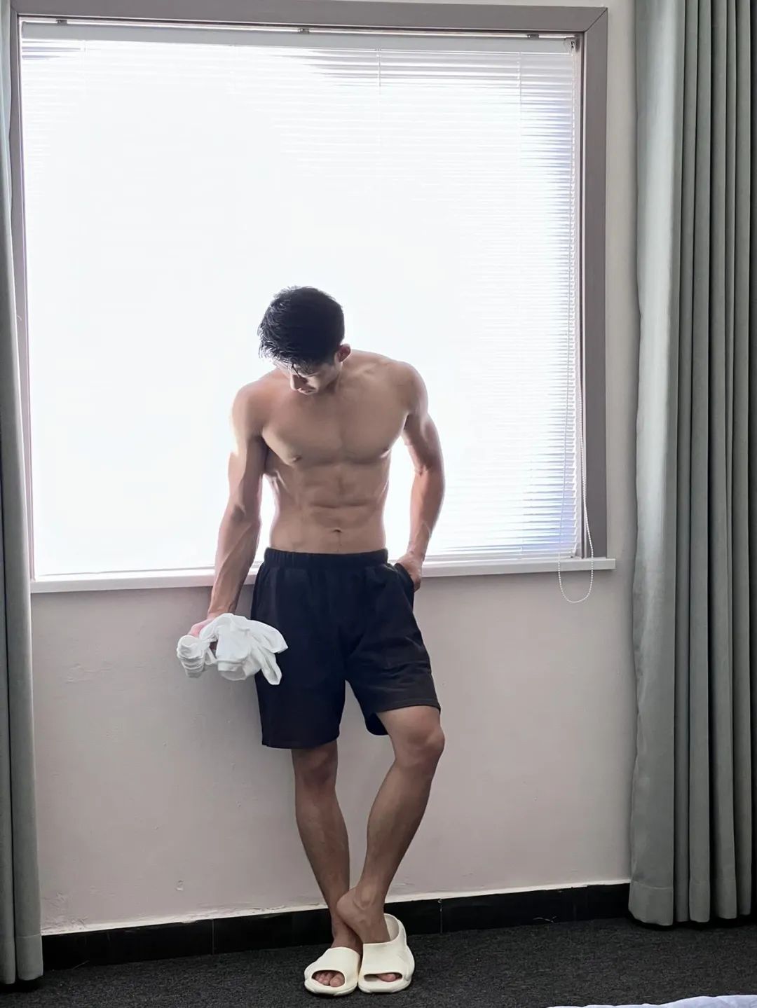  西安黑皮男模居家照，腹肌太硬舔屏了！