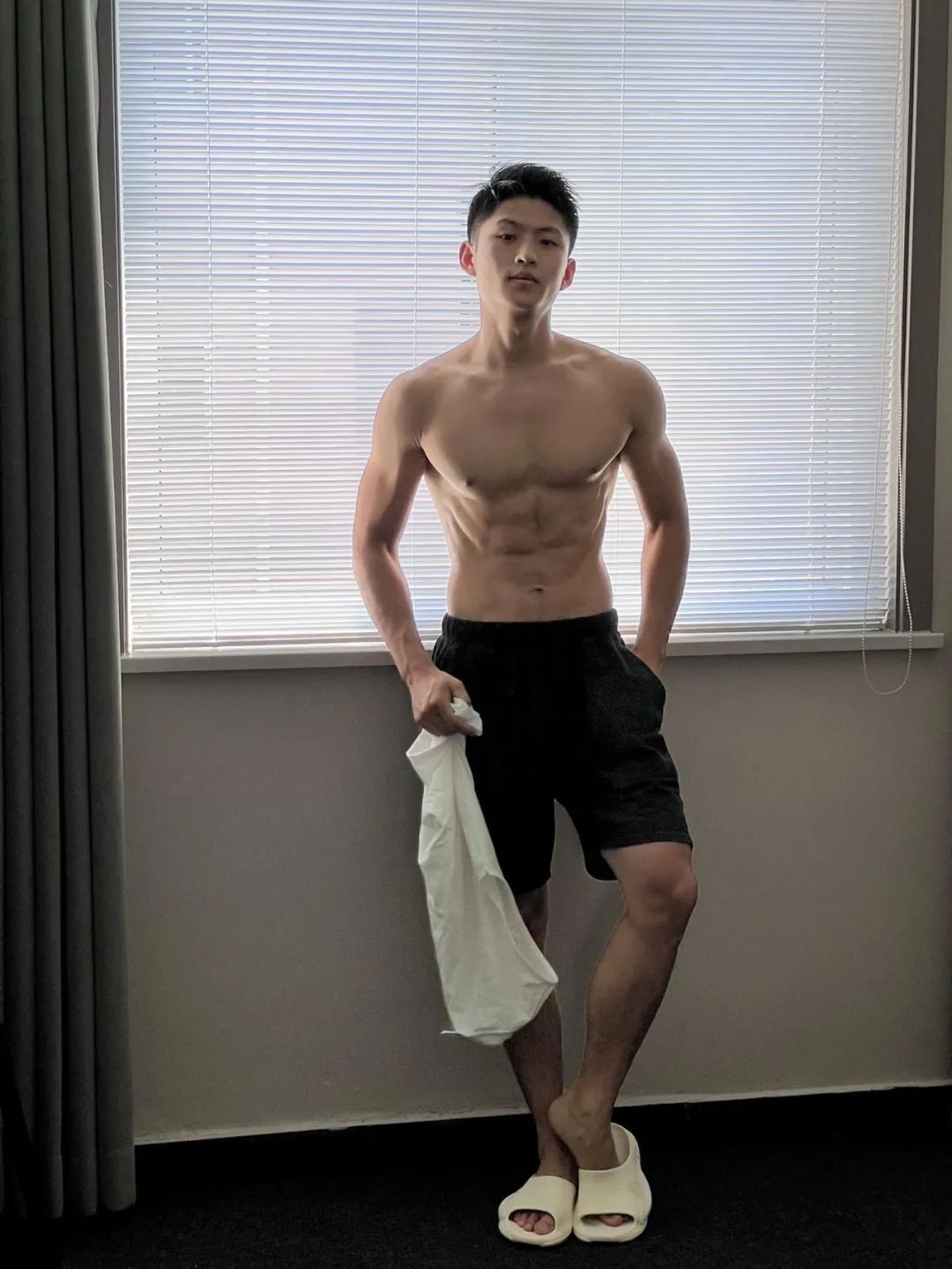  西安黑皮男模居家照，腹肌太硬舔屏了！