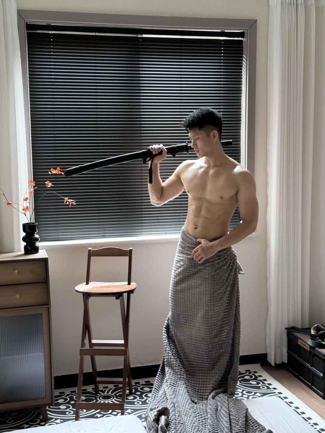  西安黑皮男模居家照，腹肌太硬舔屏了！