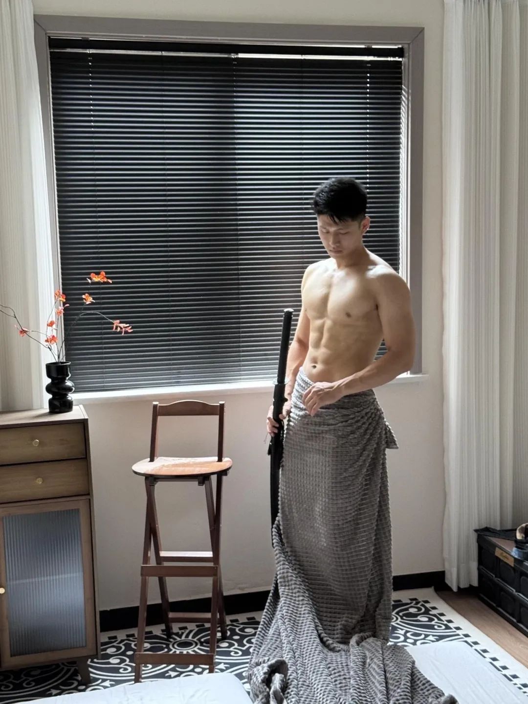  西安黑皮男模居家照，腹肌太硬舔屏了！