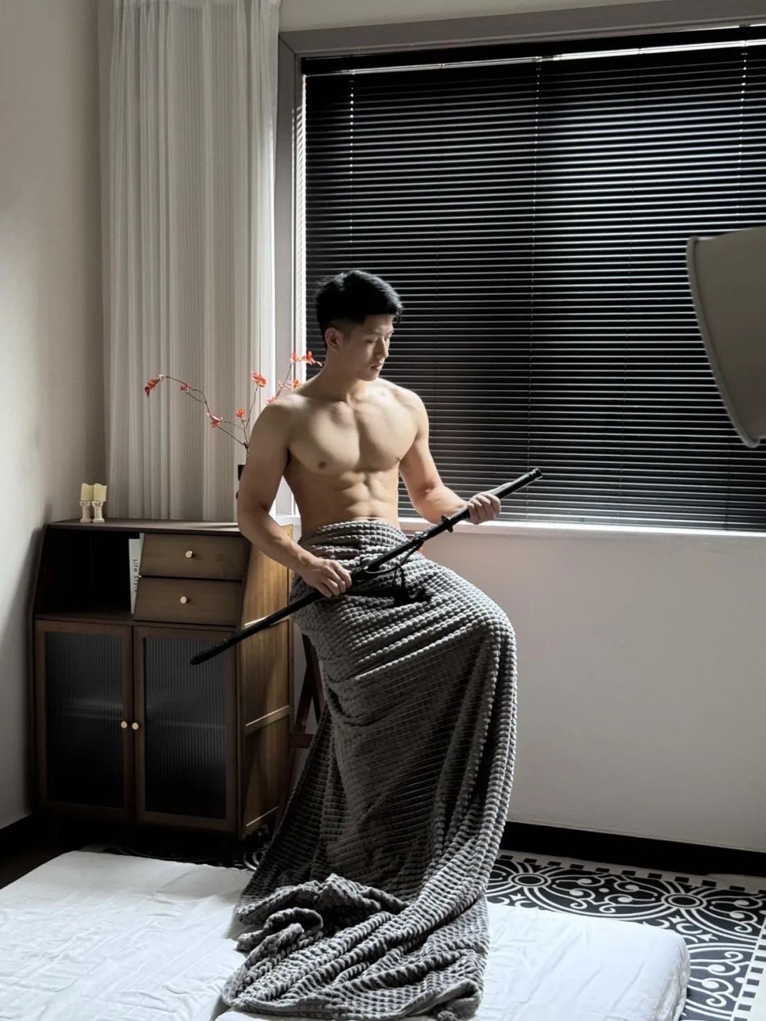  西安黑皮男模居家照，腹肌太硬舔屏了！