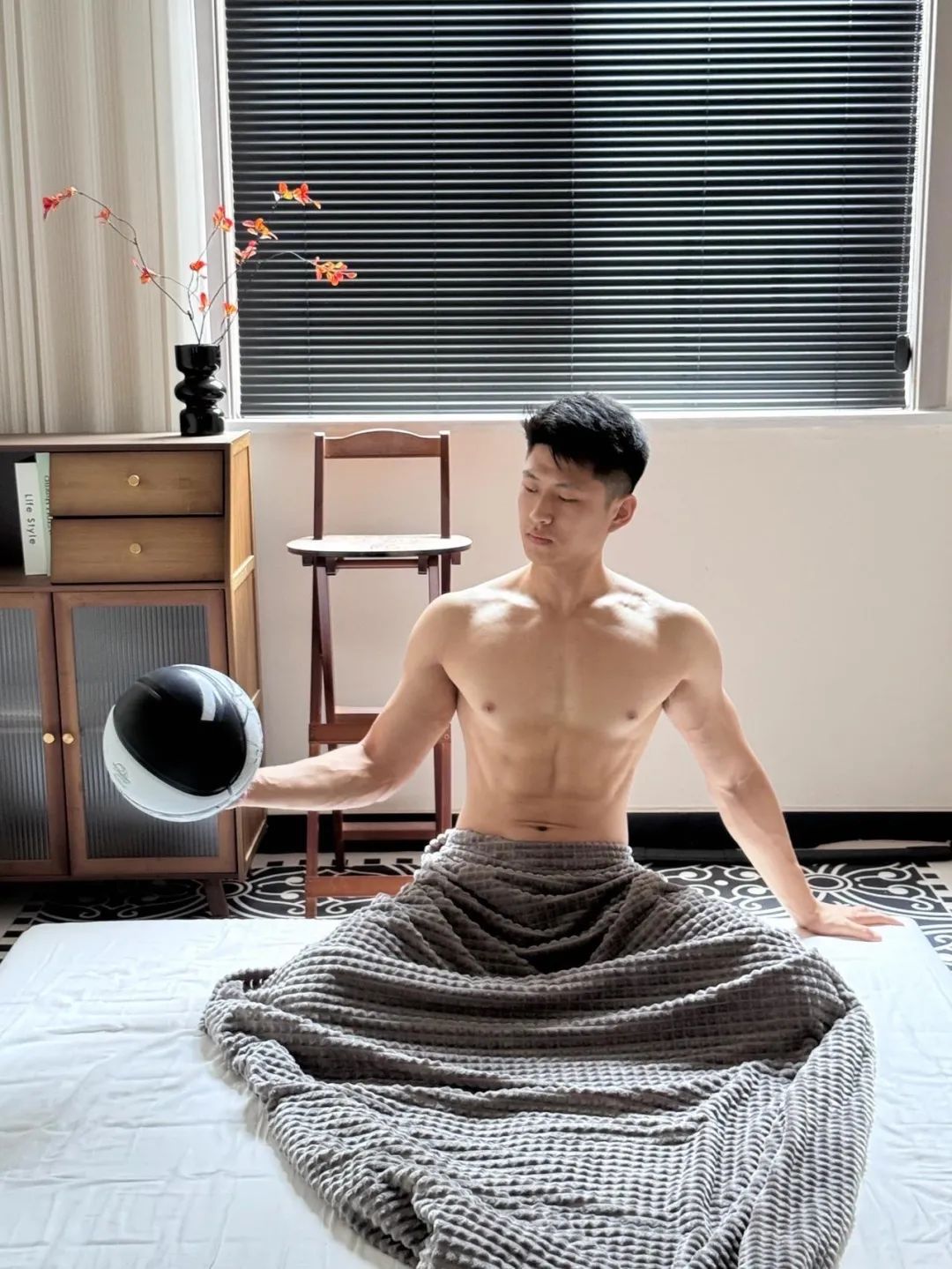  西安黑皮男模居家照，腹肌太硬舔屏了！