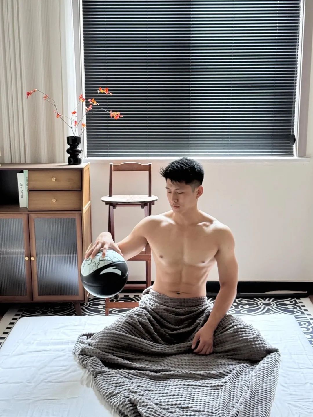  西安黑皮男模居家照，腹肌太硬舔屏了！