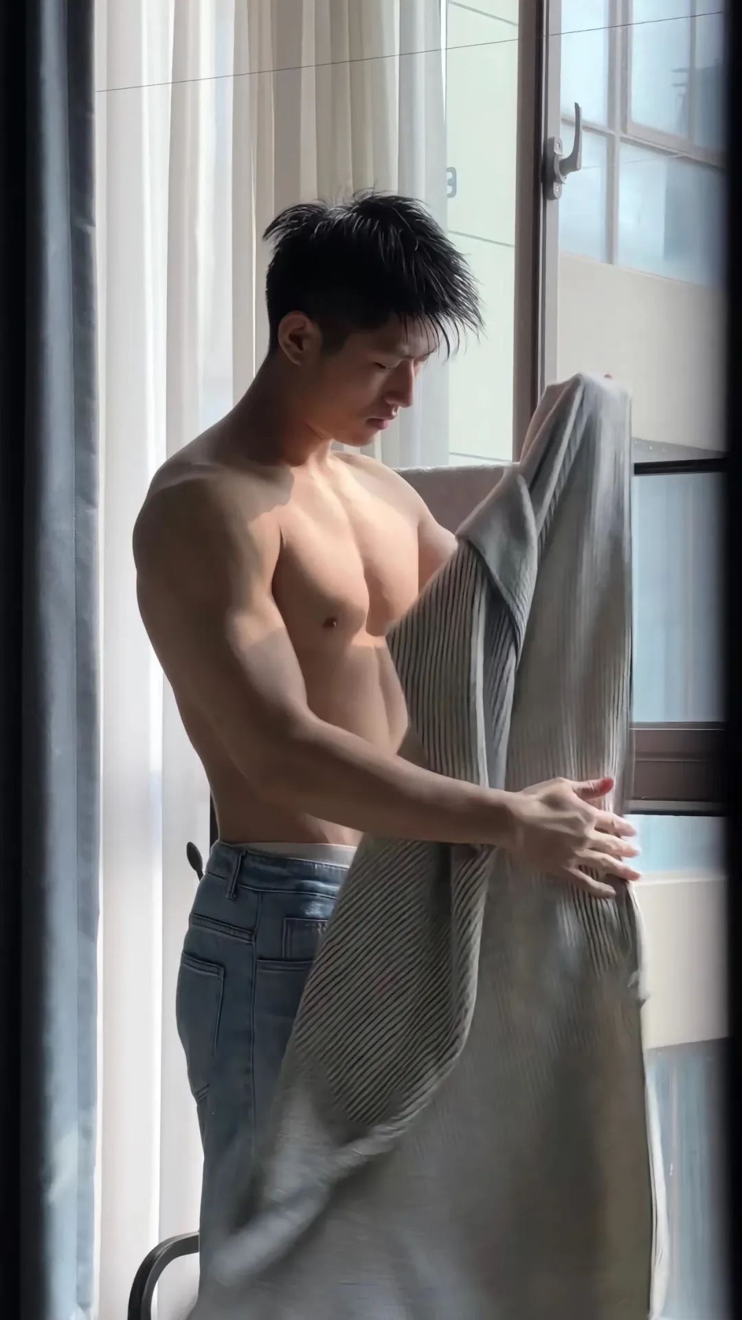  西安黑皮男模居家照，腹肌太硬舔屏了！