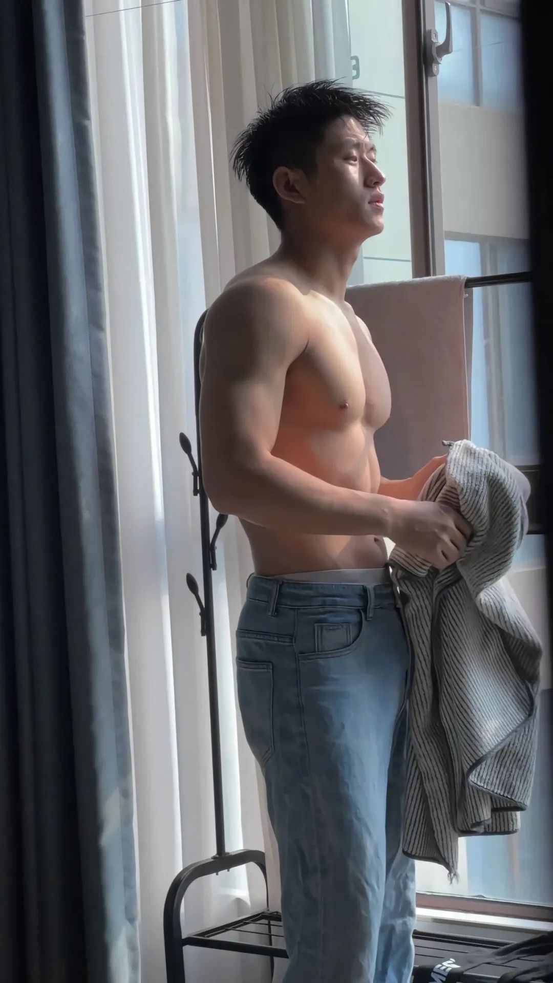  西安黑皮男模居家照，腹肌太硬舔屏了！
