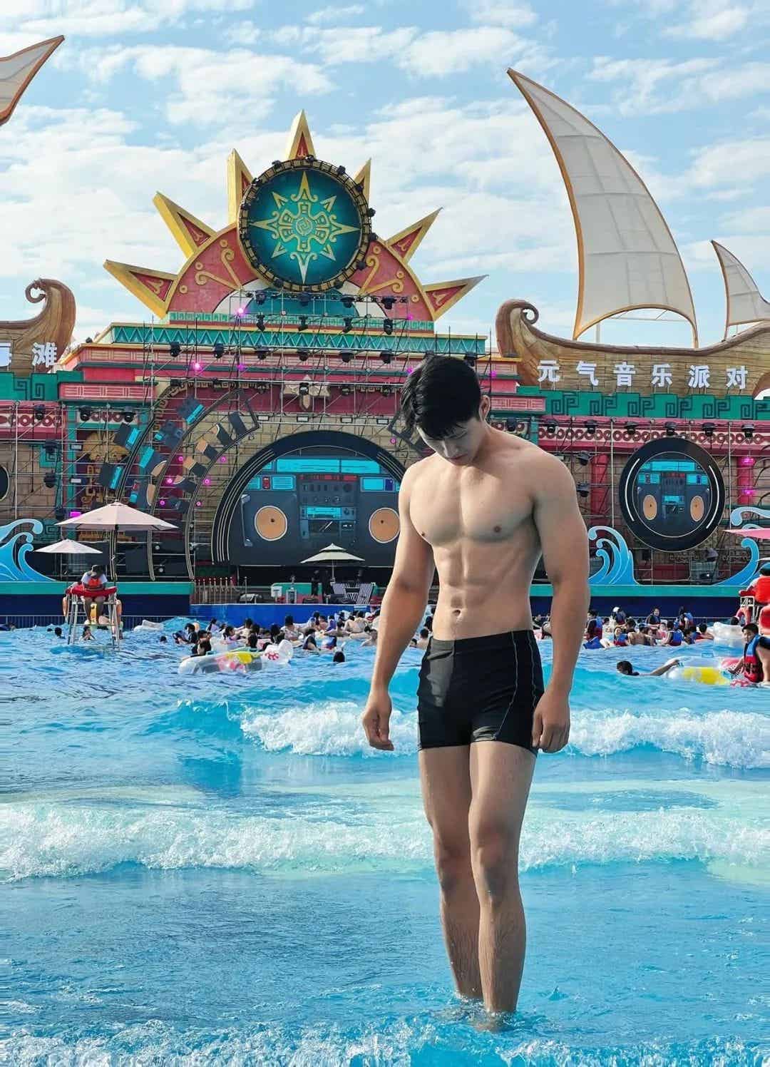 西安黑皮男模居家照，腹肌太硬舔屏了！-潮男潮北