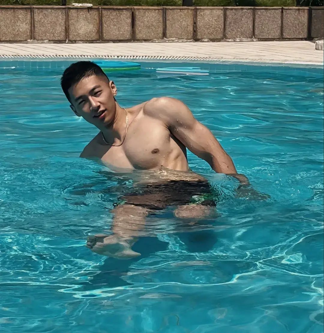  泳池里的 185cm 小哥哥，魅力藏不住啦 