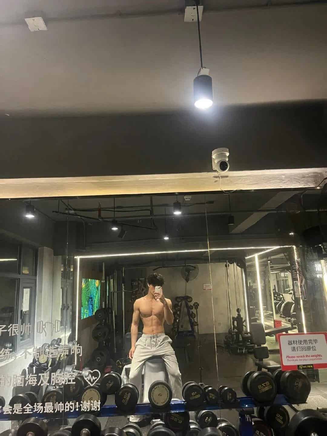 “码农”肌肉大哥哥湿身秀，你敢看吗？-潮男潮北