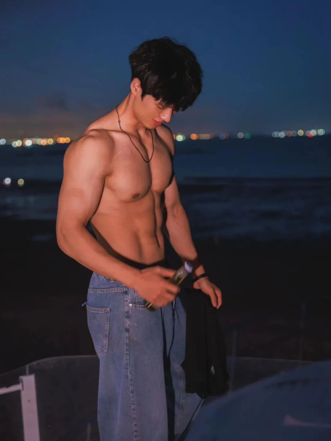 190cm 海边肌肉男模，牛仔裤下的性感浪漫 