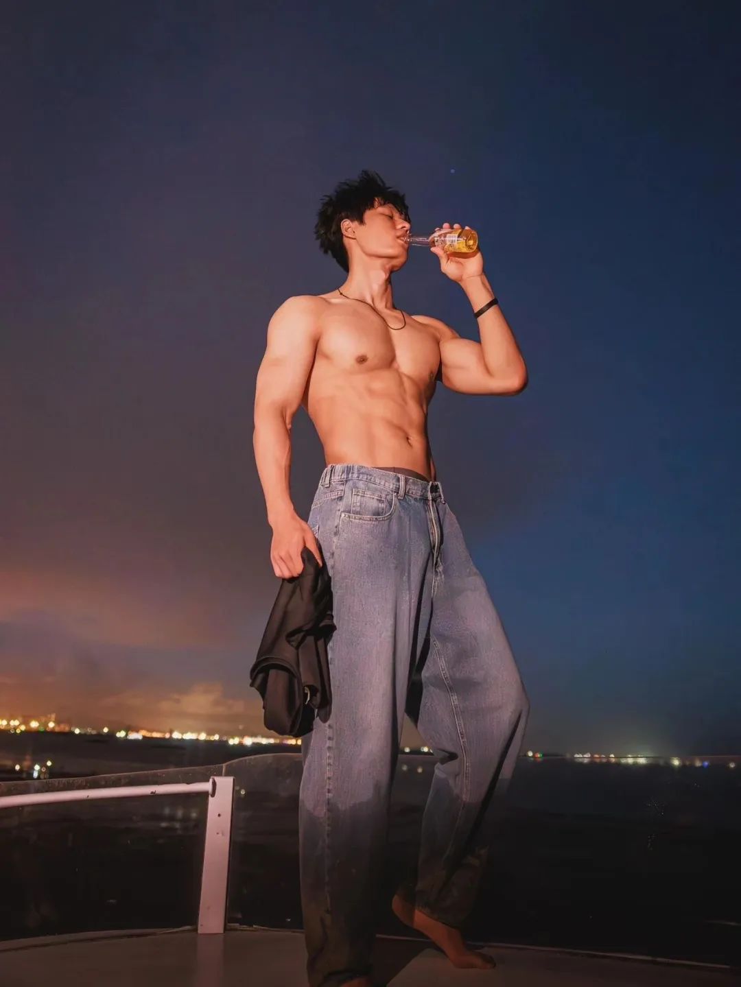 190cm 海边肌肉男模，牛仔裤下的性感浪漫 