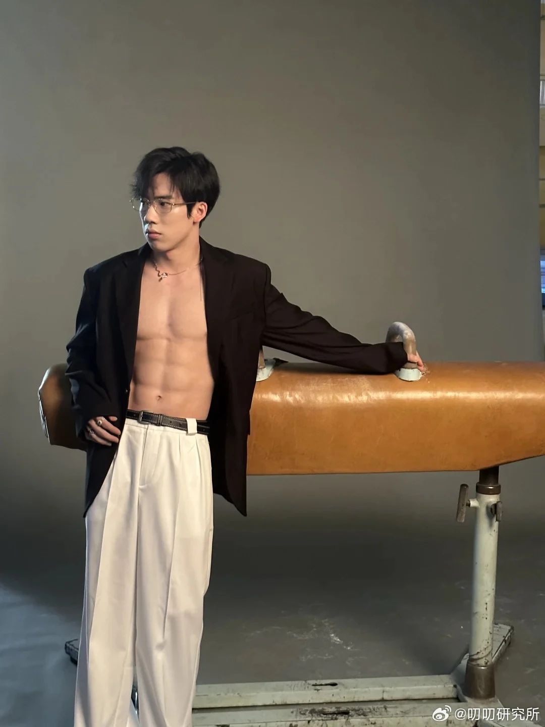 别光顾着心疼张博恒了，还是来看看他最新的男色写真吧！