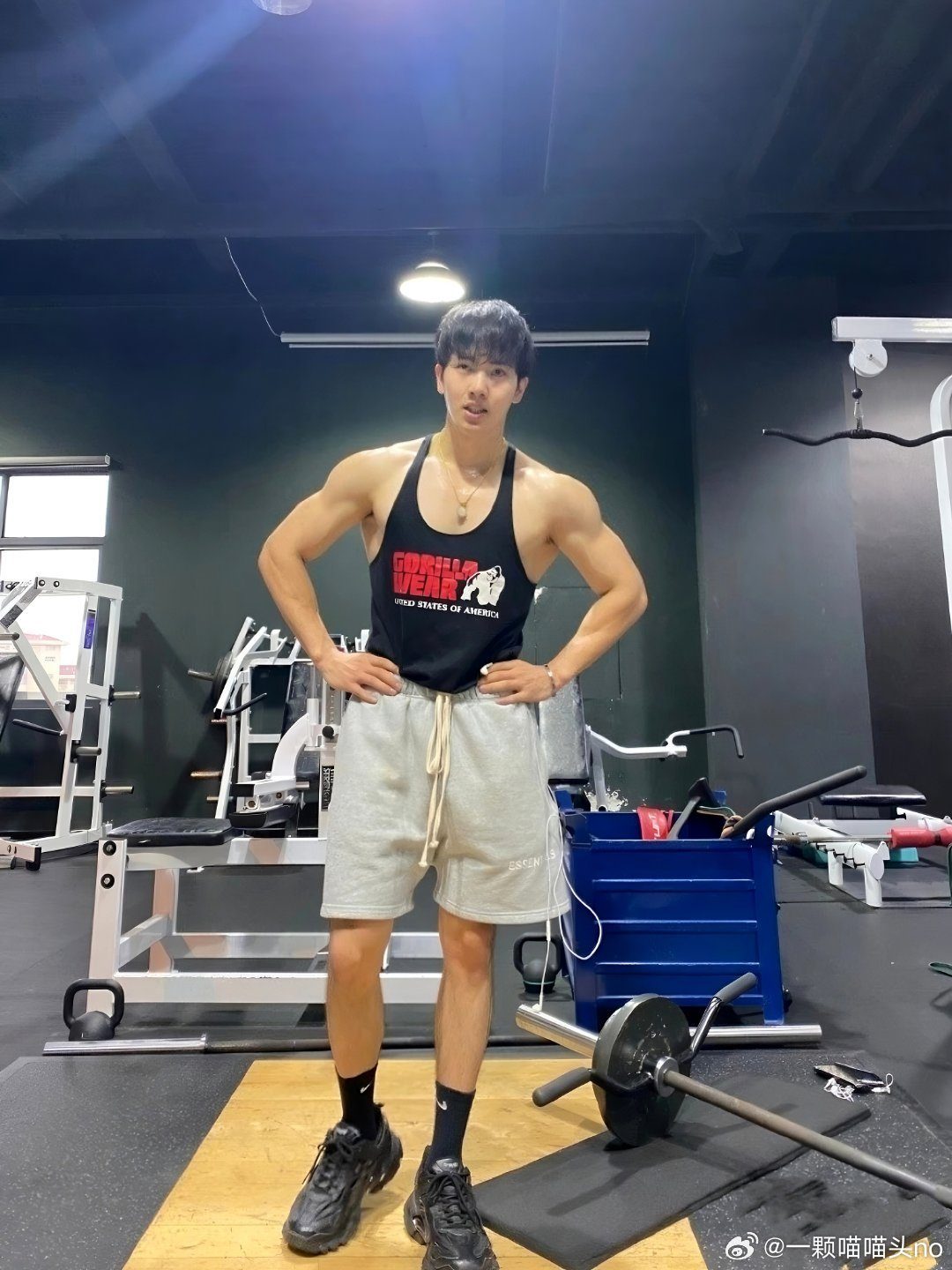 继张凌赫之后，又一男演员凭借模特身材出圈，“内娱男菩萨”当之无愧