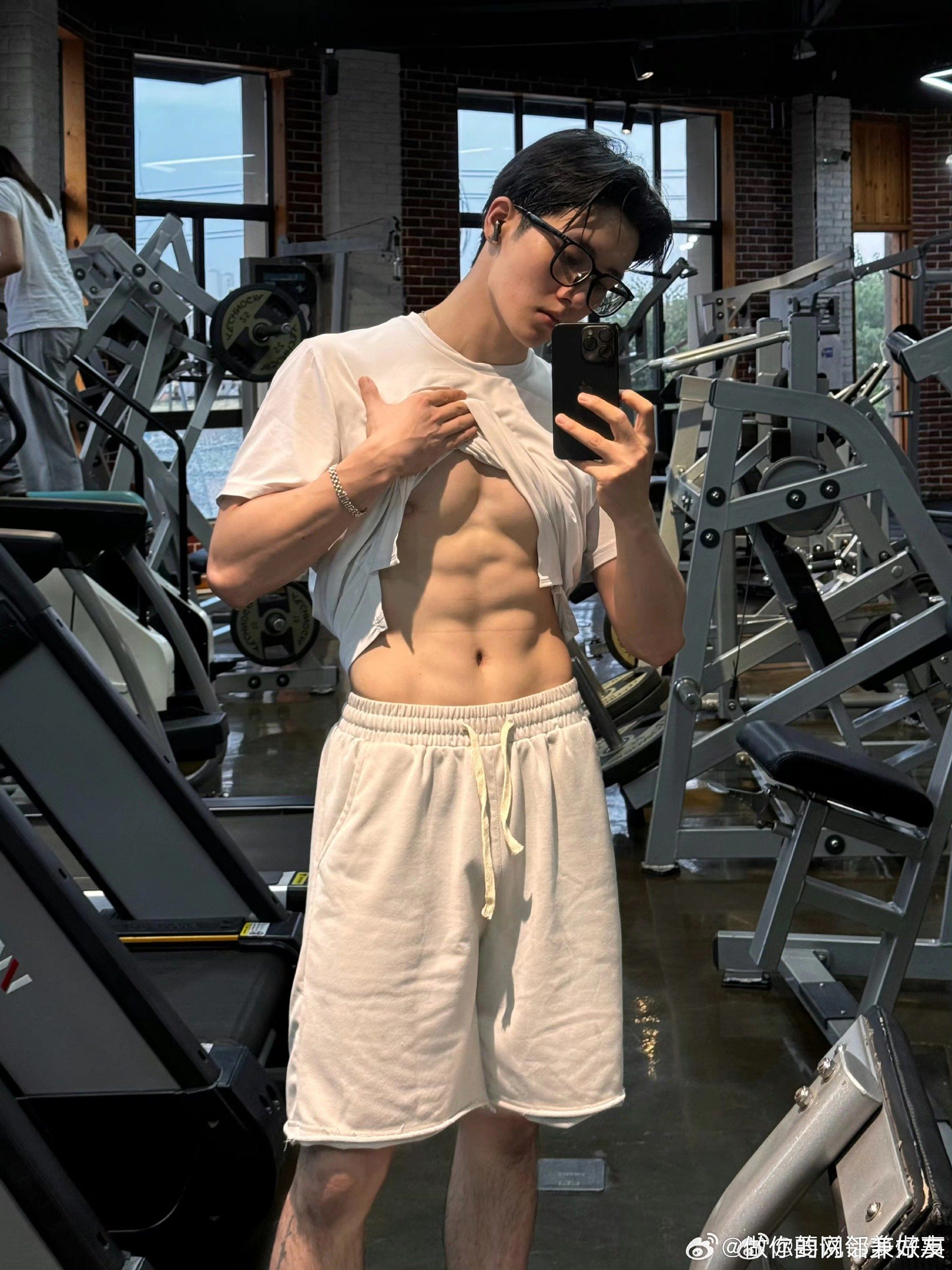继张凌赫之后，又一男演员凭借模特身材出圈，“内娱男菩萨”当之无愧