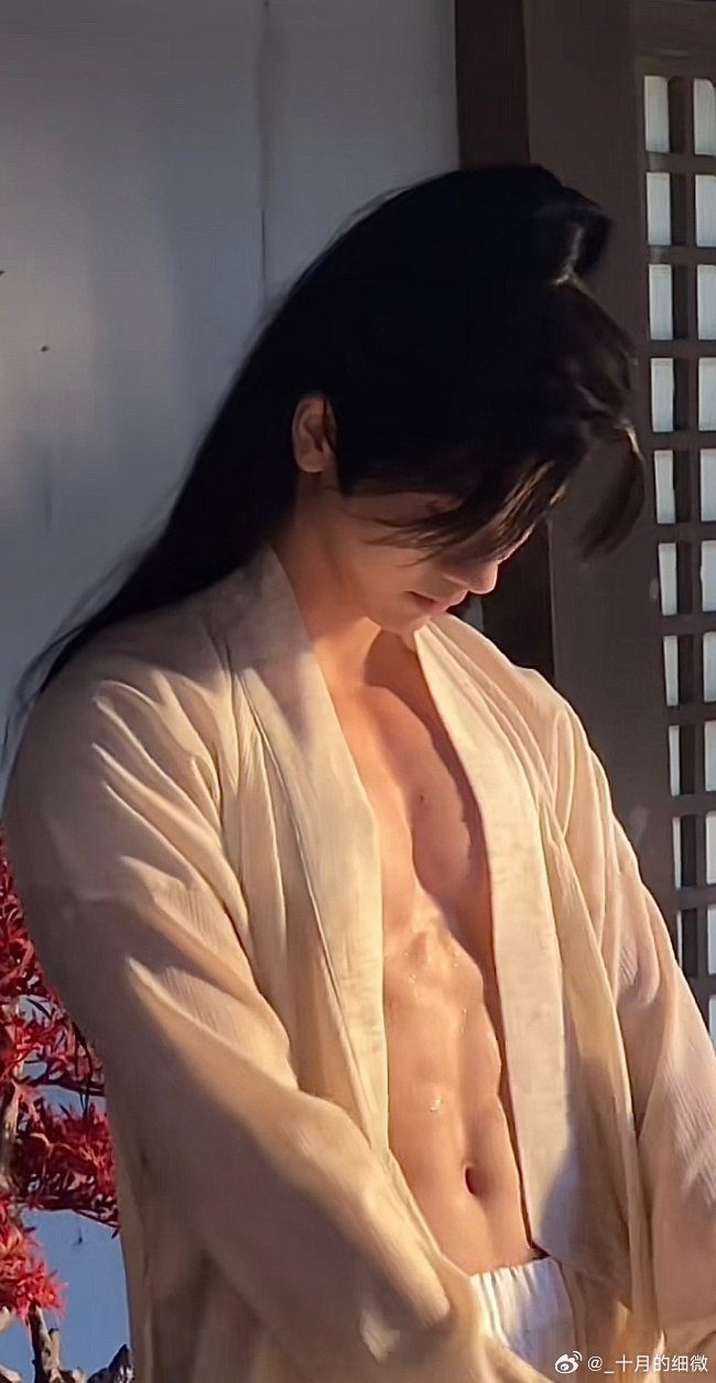 继张凌赫之后，又一男演员凭借模特身材出圈，“内娱男菩萨”当之无愧