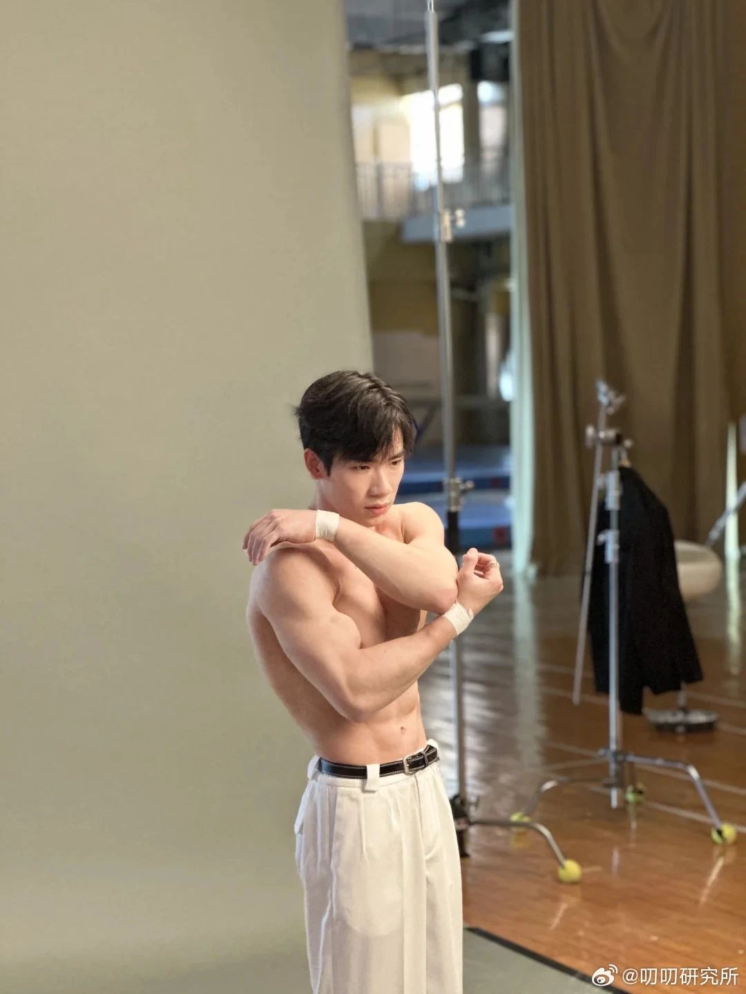 别光顾着心疼张博恒了，还是来看看他最新的男色写真吧！