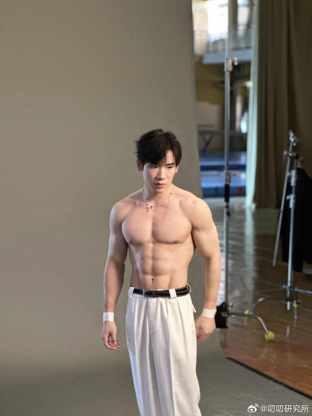 别光顾着心疼张博恒了，还是来看看他最新的男色写真吧！