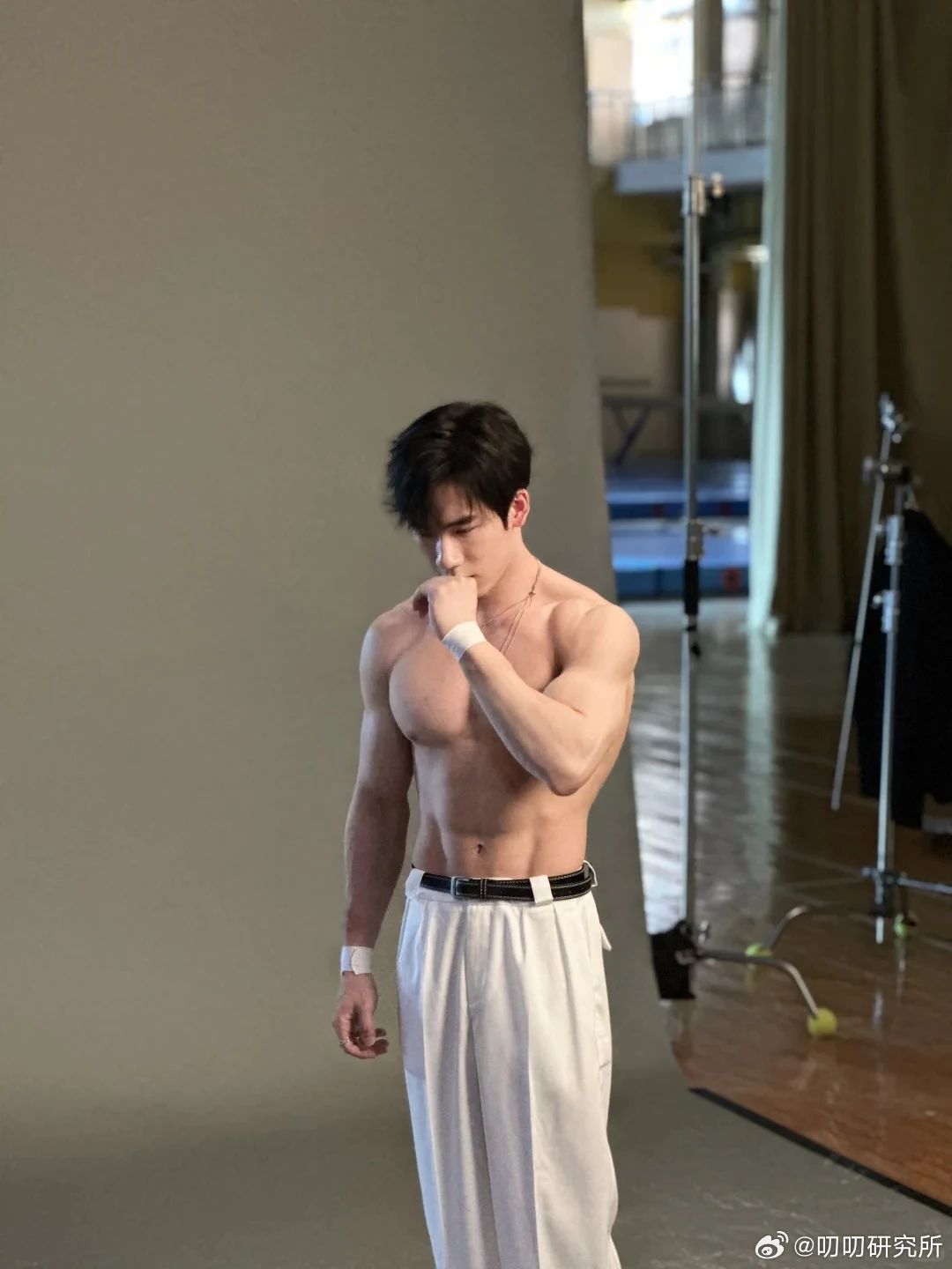 别光顾着心疼张博恒了，还是来看看他最新的男色写真吧！