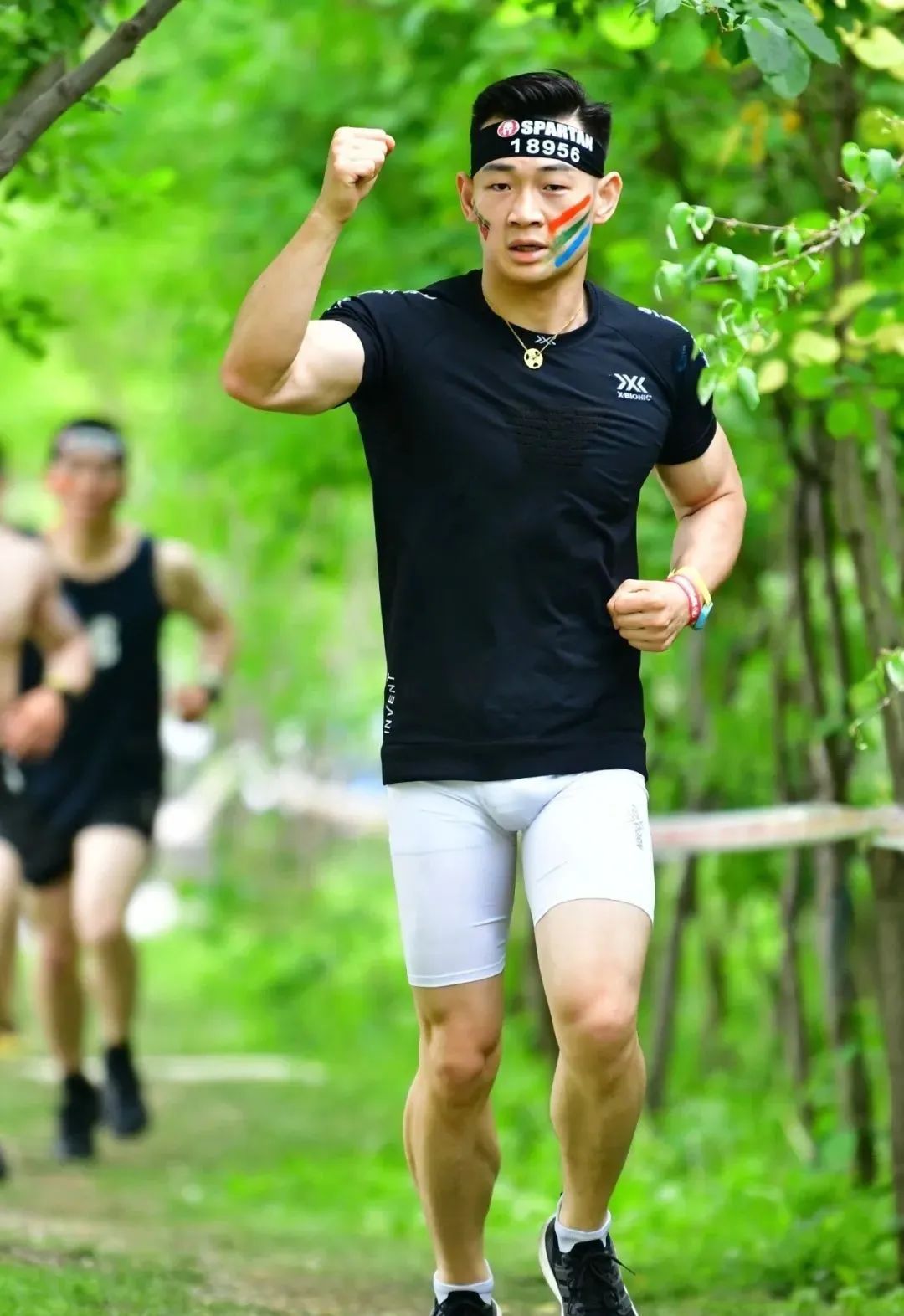 参加斯巴达的运动男湿湿透，穿这么紧身的裤子吗？