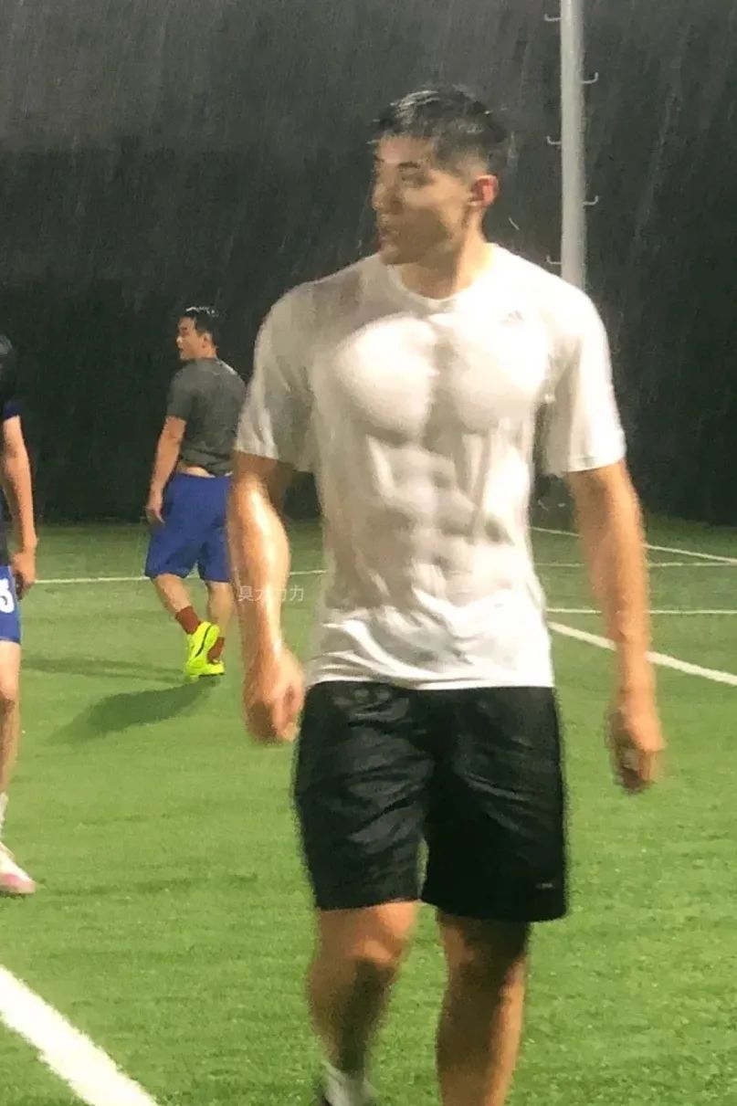 【直男日记】185CM 的足球湿身照，是你新老公吗？