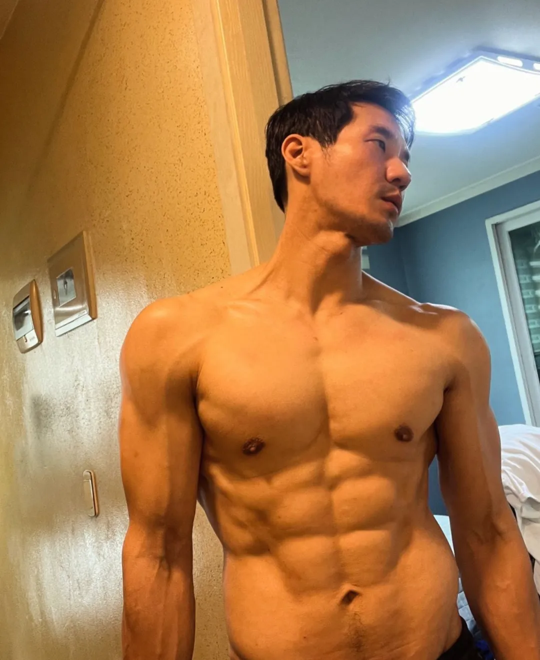 人夫感十足的肌肉型男为了生活脱了下海，有市场吗？