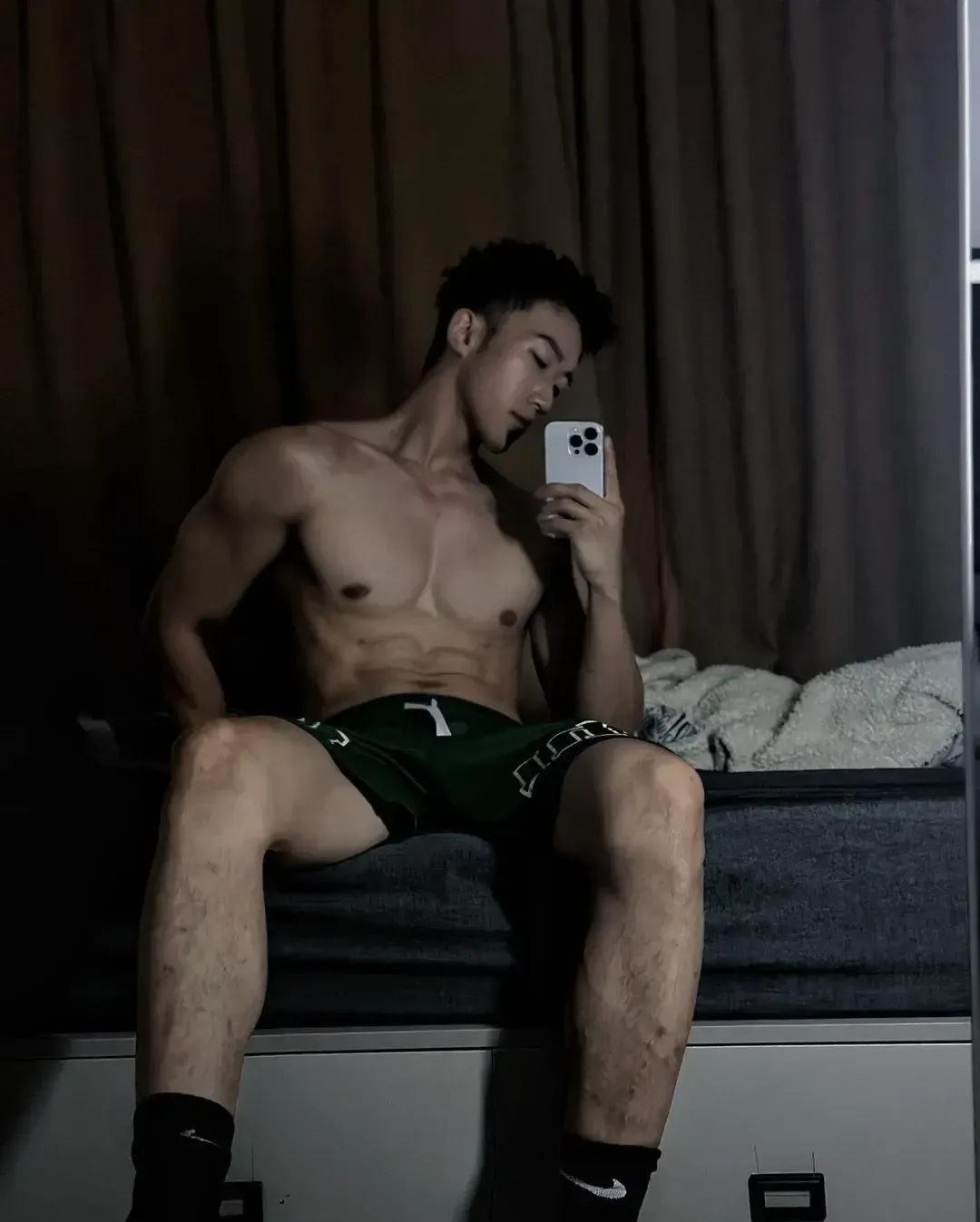 黑皮白袜体育生 1S，找听话的小狗伺候！