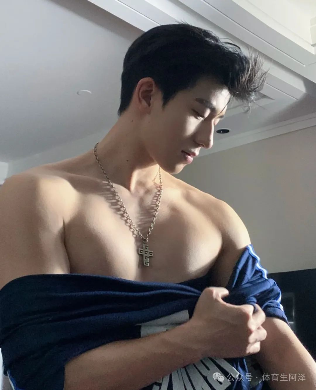 185 篮球体育生，肩宽，腹肌，翘臀，胸围竟然 20cm......