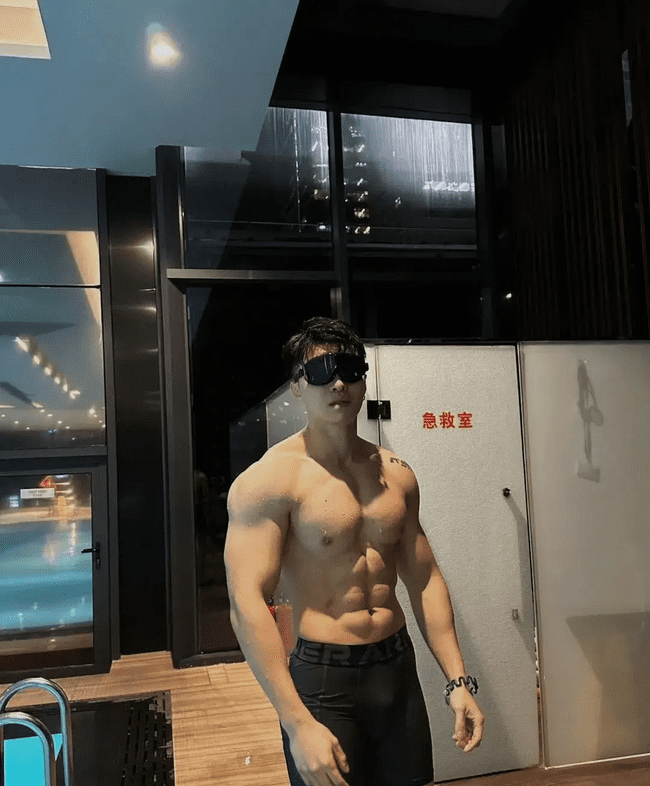 威武雄壮肌肉男，腹肌刚毅完美男人！