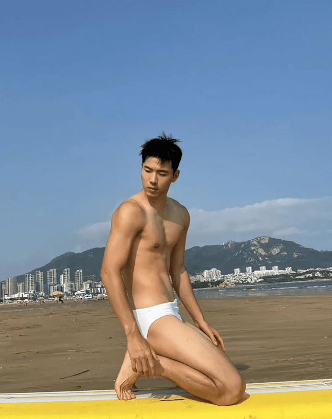 体育老师穿泳裤冲浪，少年感又欲又帅！