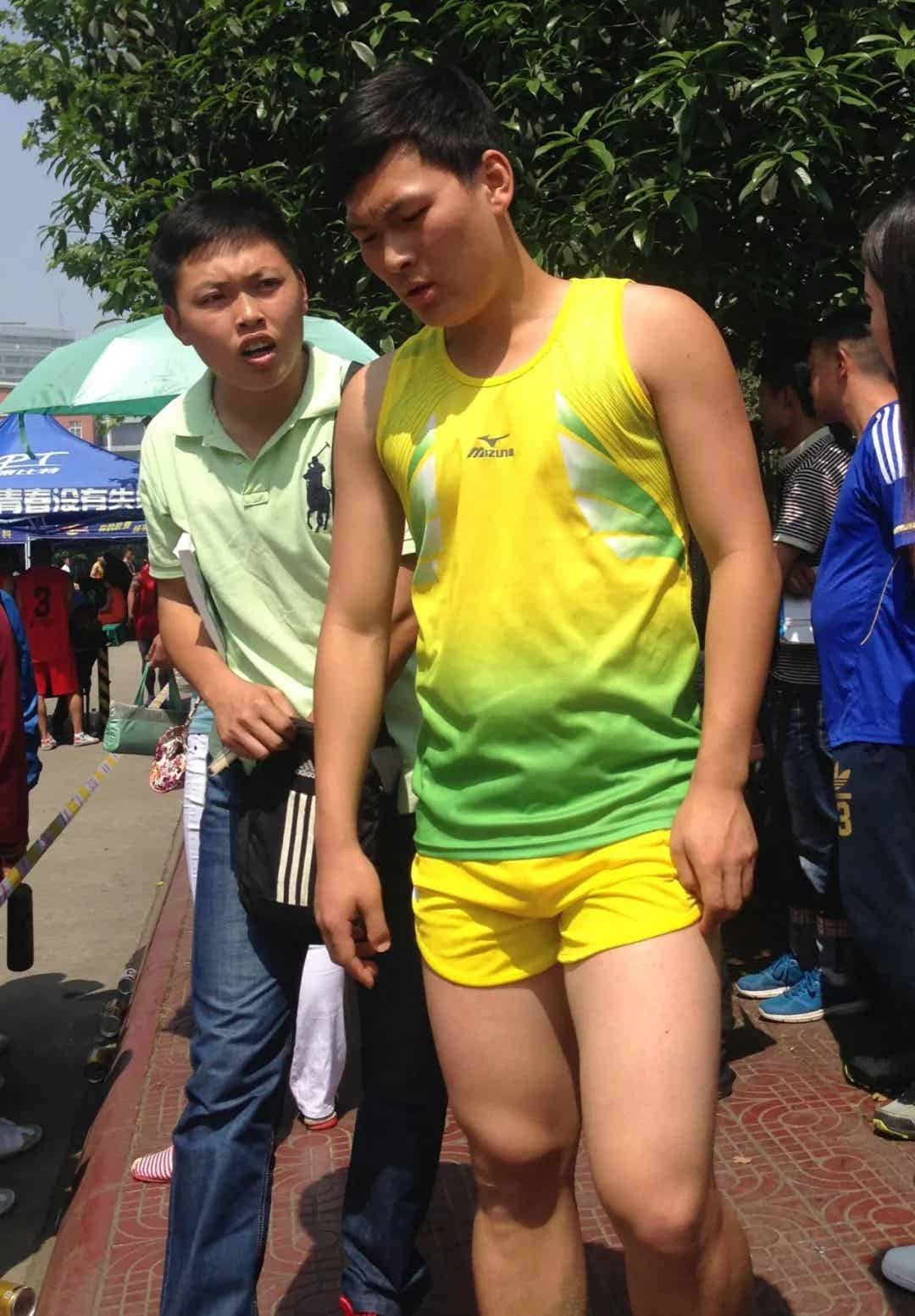 成都体院遇见的野生体育生，操场一个穿得比一个紧！