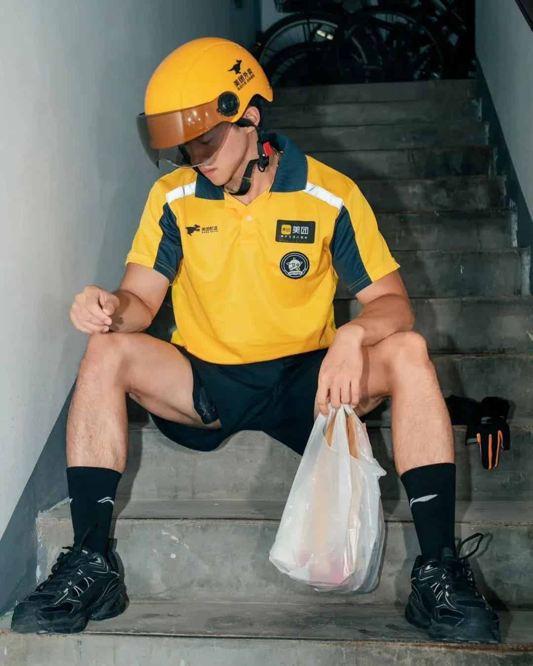 腹肌骑手小哥：您的外卖已送达！请注意签收~