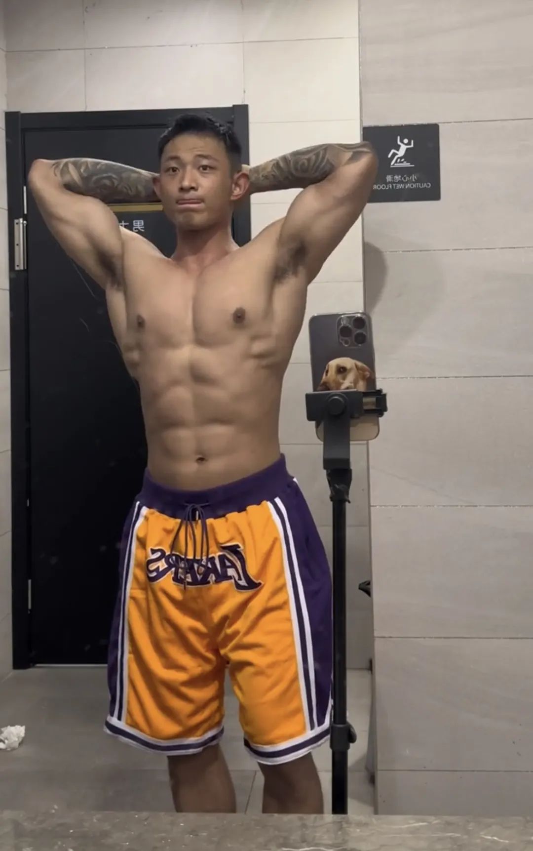 黑皮钢铁直男健身教练，夜访女记者，大花臂爱了…