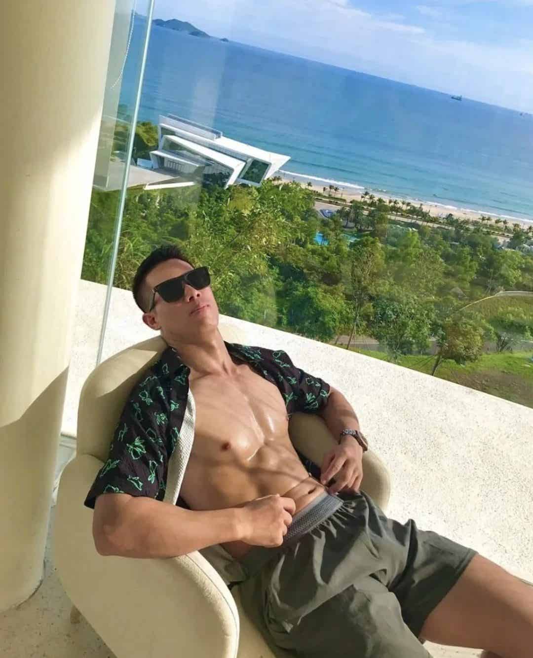 会所男技师身材太棒了，男人味十足！