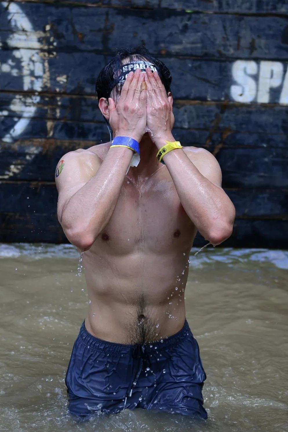 参加斯巴达的运动男湿湿透，穿这么紧身的裤子吗？